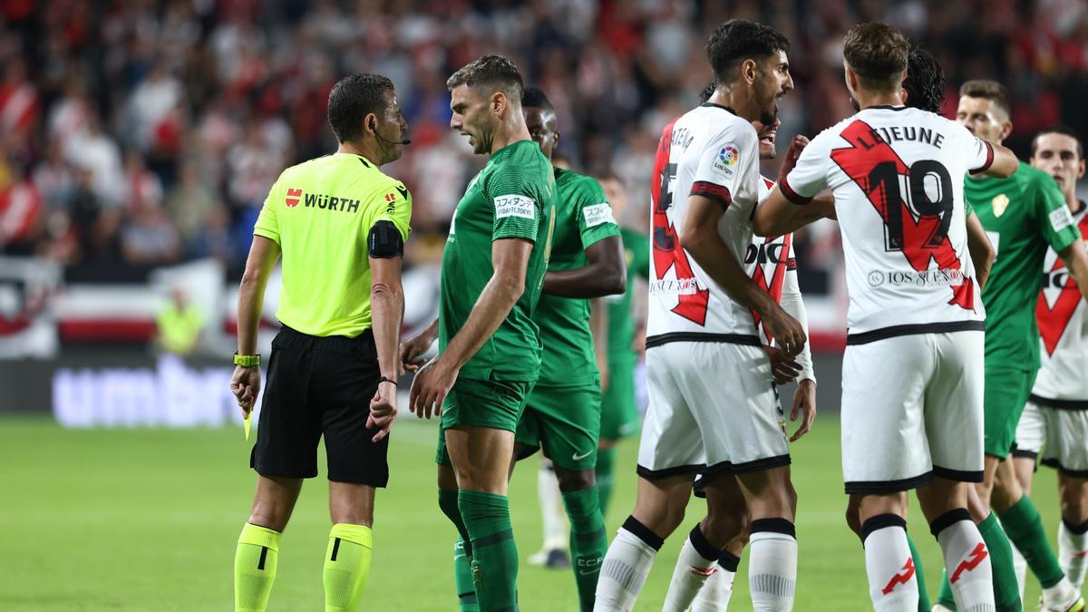 Lucas Boyé responde con rabia, la que tienen los jugadores del Elche, durante el partido frente al Rayo