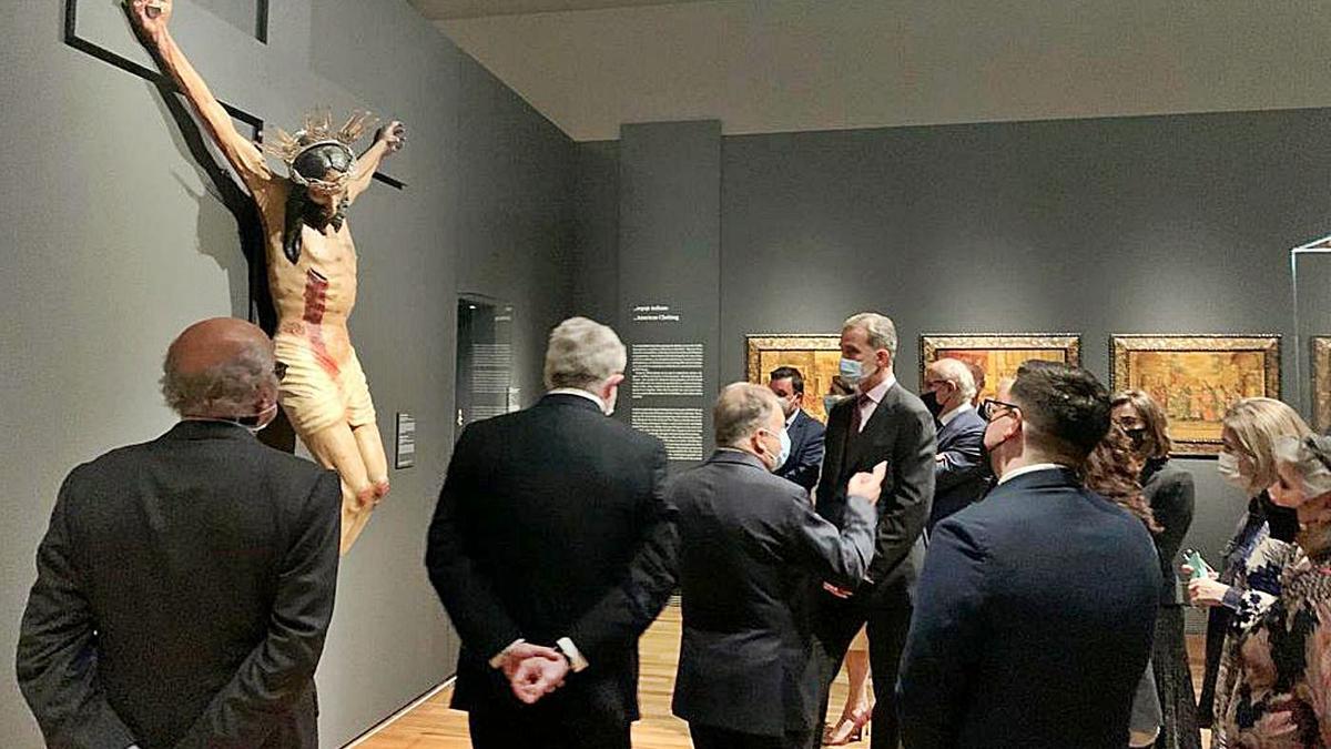 El rey Felipe VI contempla la imagen del Santo Cristo de Zacatecas durante la inauguración de la exposición.