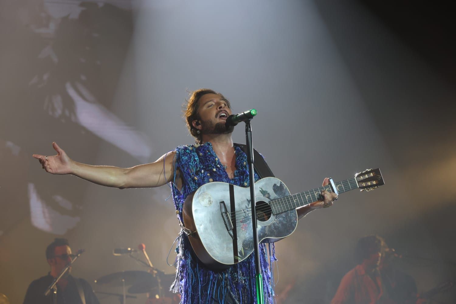 Manuel Carrasco arrebata en su concerto del Roig Arena: todas las imágenes