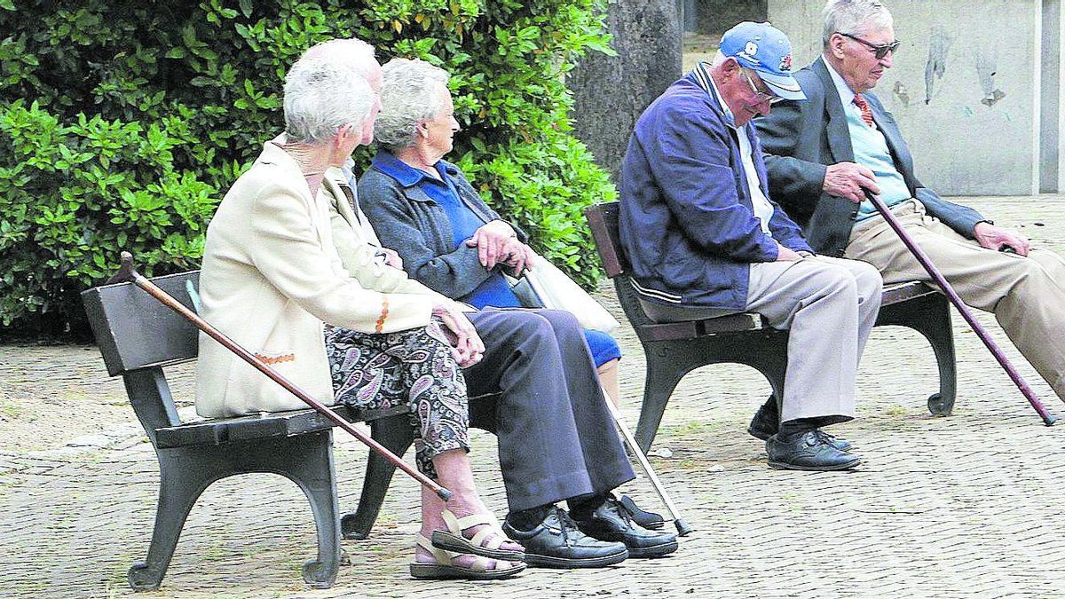 Un grupo de pensionistas descansa en un parque en una imagen de archivo.