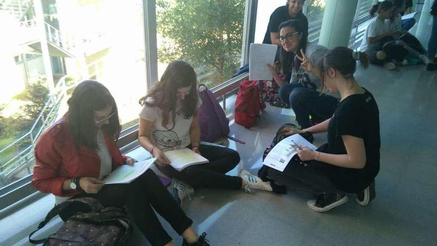 Un grupo de alumnas de As Barxas, repasando entre exámenes durante la selectividad.