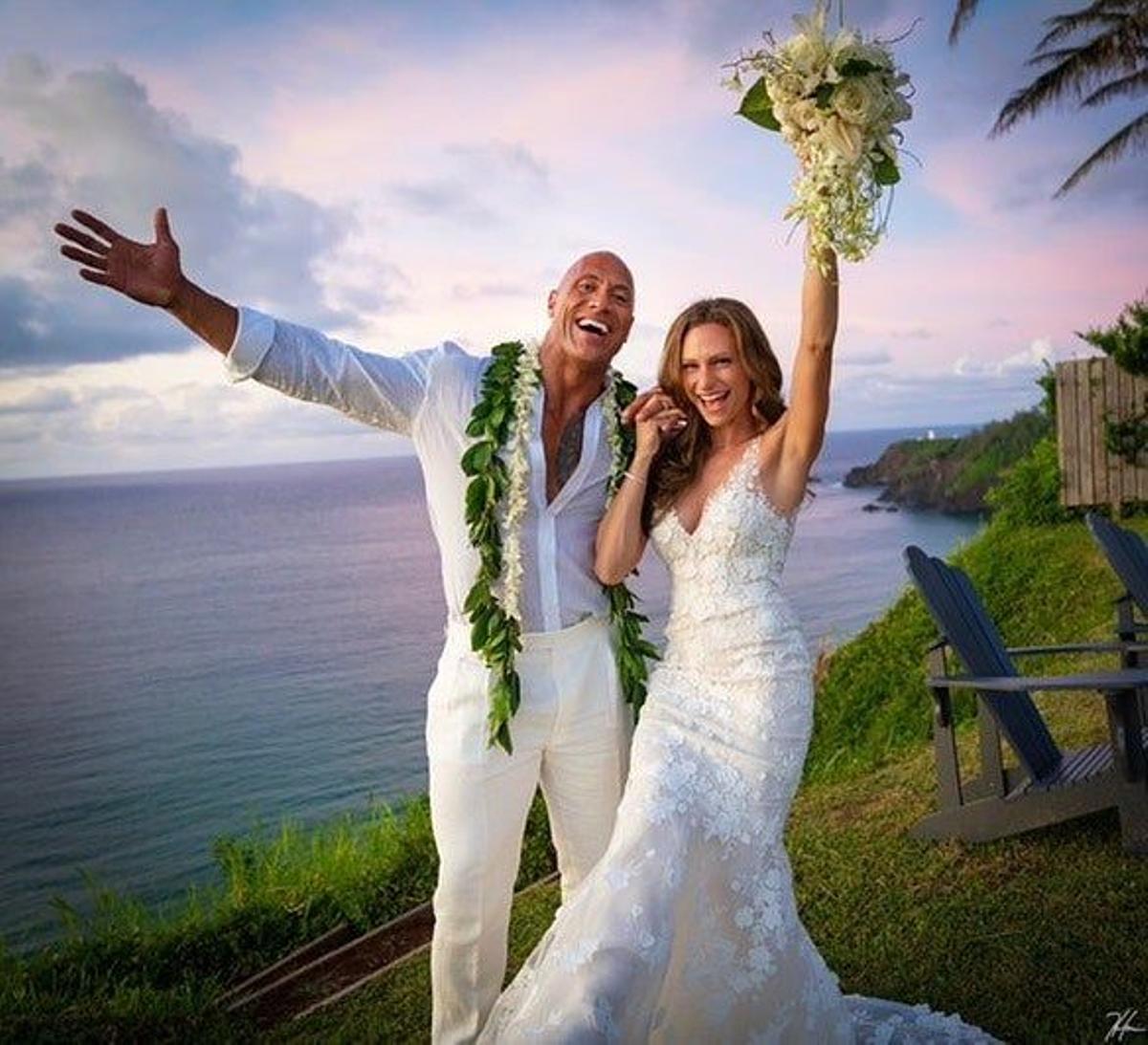 El actor The Rock y su esposa Lauren Hashian el día de su boda