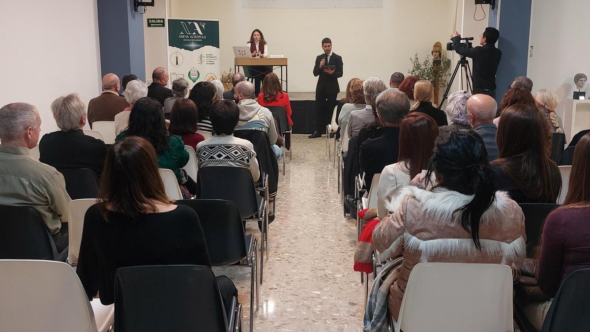 Los profesores Isabel Leston y Miguel Ángel Padilla durante la ponencia