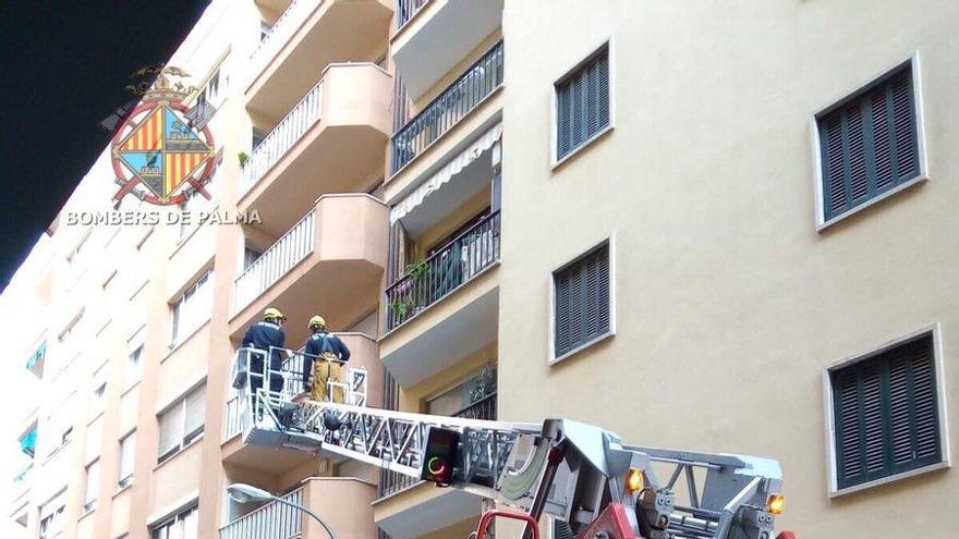 Die Feuerwehr stieg über den Balkon in die Wohnung ein.