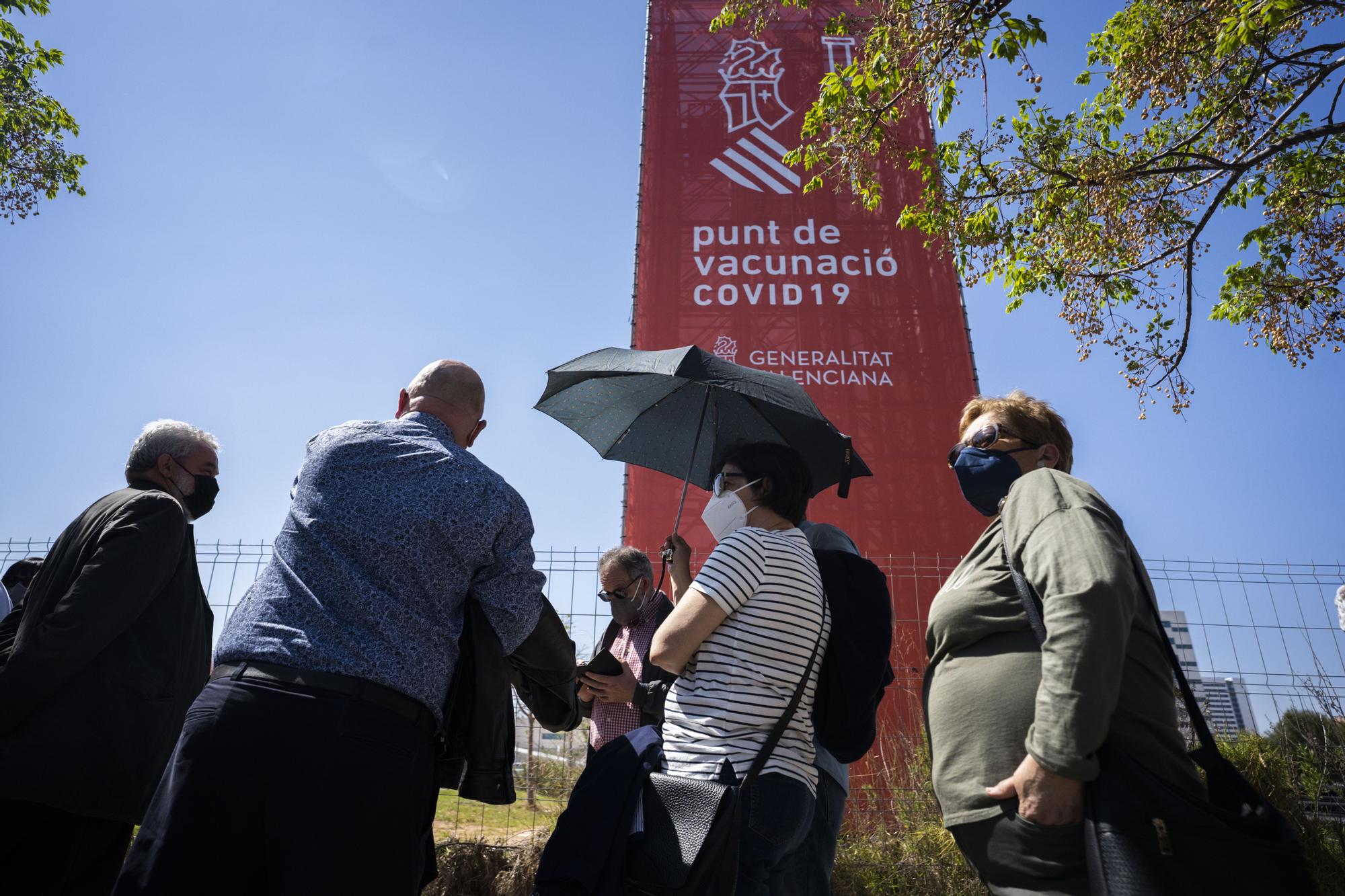 Largas colas al sol para vacunarse contra la COVID-19 en el hospital de campaña de La Fe