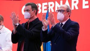 Pedro Sánchez y Ángel Gabilondo aplauden en un acto del PSOE en Madrid.