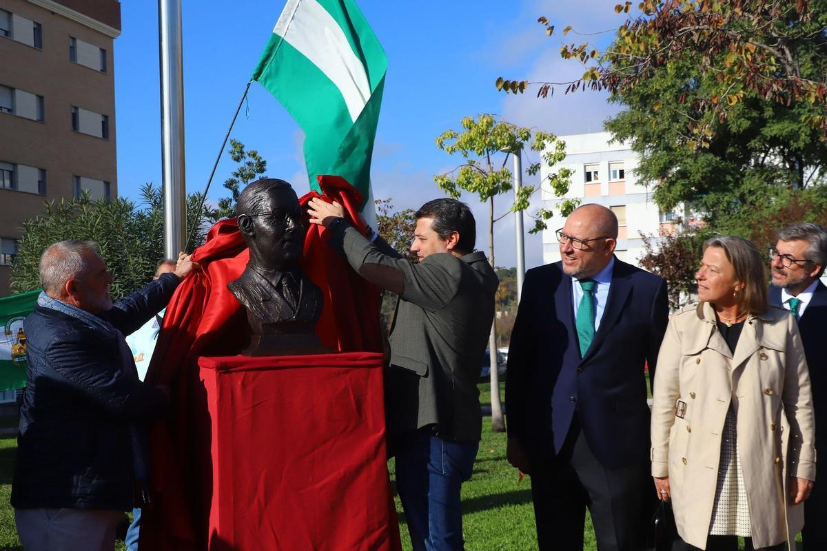 Inauguración del busto de Blas Infante, el pasado 4 de diciembre, sobre una peana provisional.