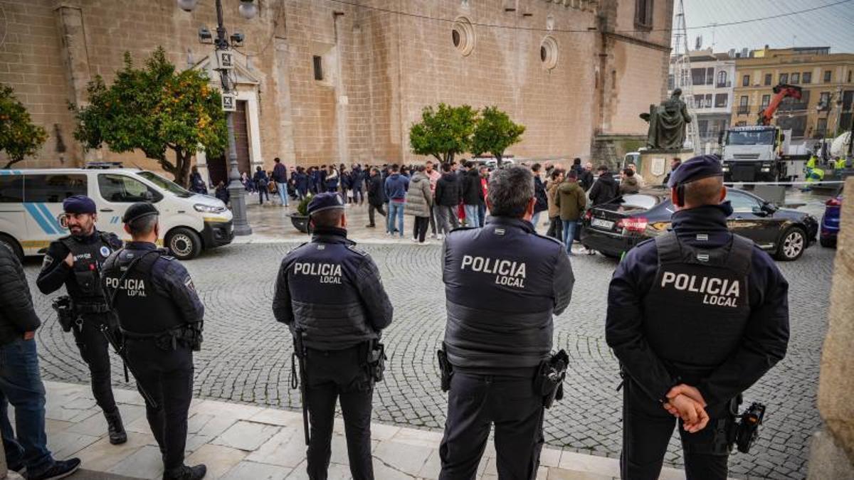 Un grupo de Policías Locales, durante una protesta en la plaza de España de Badajoz.