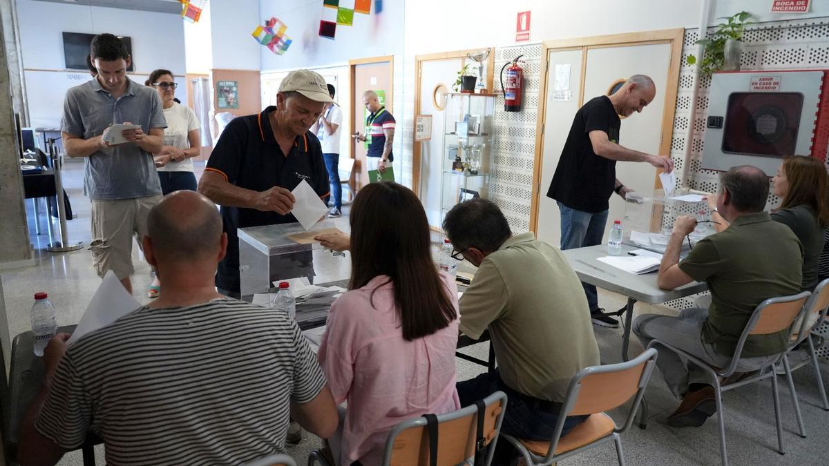 Vídeo: Los castellonenses acuden a las urnas a depositar su voto en este 9J