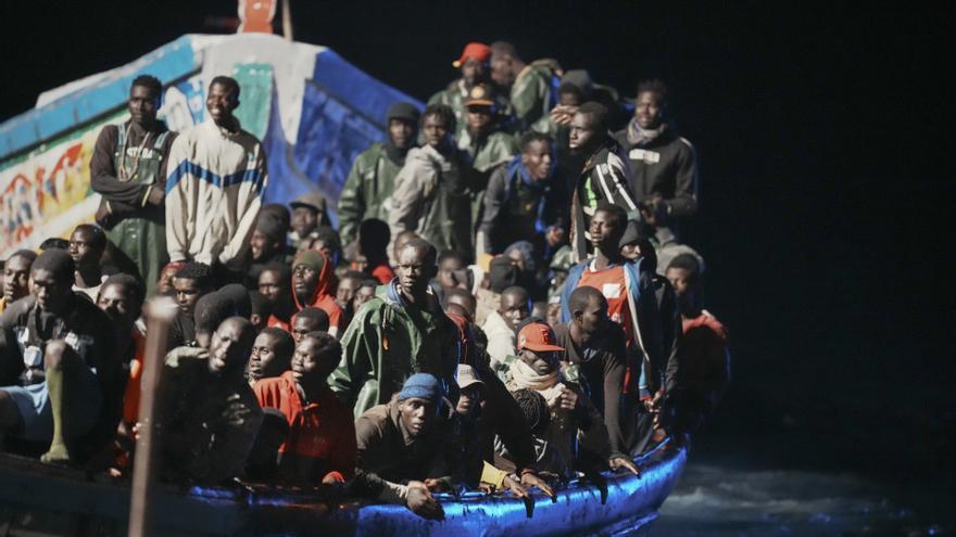 Archivo - Decenas de personas en un cayuco a su llegada al muelle de La Restinga, a 4 de noviembre de 2023, en El Hierro, Islas Canarias (España). Salvamento Marítimo ha rescatado durante la madrugada de hoy un total de cuatro cayucos en aguas cercanas a