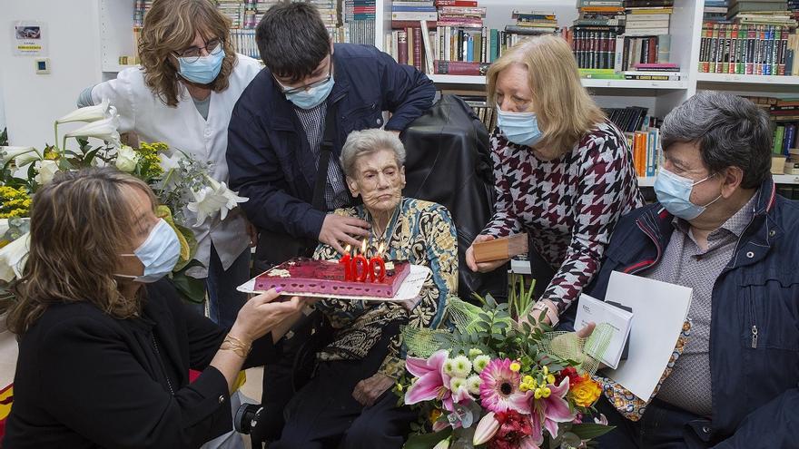 La veïna de Girona Remei Torrellas celebra els cent anys