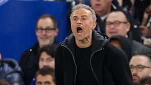 Luis Enrique da órdenes en el banquillo de Stamford Bridge, durante el último Chelsea-PSG de la Champions League