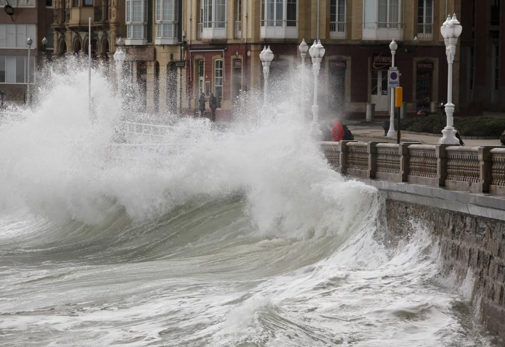 Oleaje en Gijón