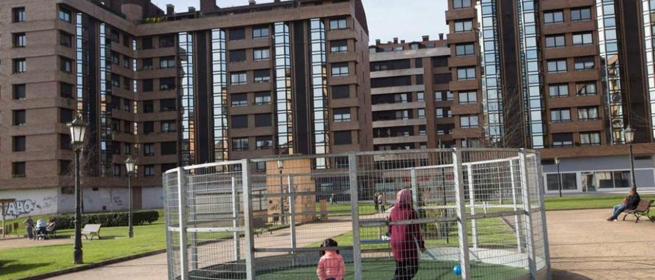 Dos menores dan una paliza a un niño de 12 años para robarle en un portal de Vallobín