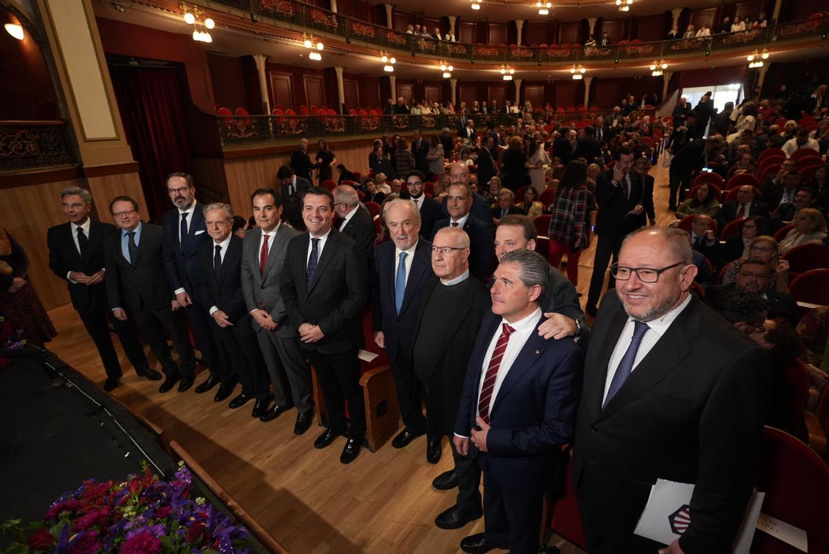 Autoridades en el pregón de la Semana Santa de 2025.