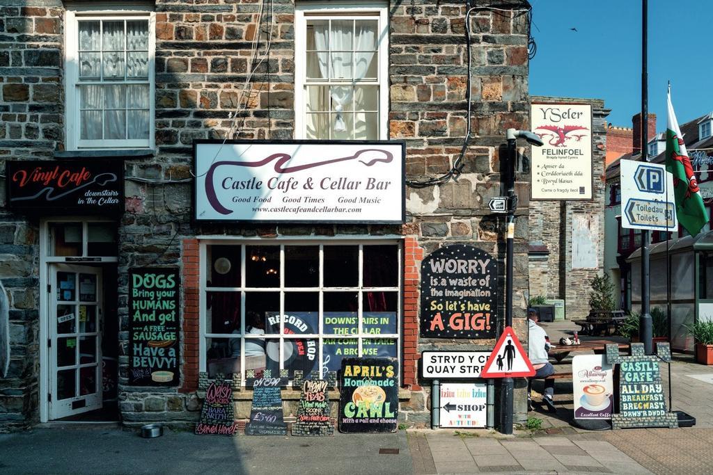 Fachada del Castle cafe &amp; Cellar Bar de Cardigan 