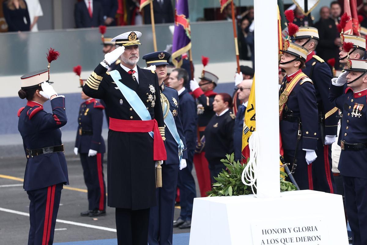 El rey Felipe durante el acto solemne de homenaje a la bandera nacional y desfile militar por el 12 de octubre, Día de la Hispanidad, en la Plaza de Cánovas del Castillo, a 12 de octubre de 2025, en Madrid (España). Los actos comienzan con el izado de bandera y van seguidos del homenaje a los que dieron la vida por el país. Posteriormente, comienzan los desfiles militares aéreos y terrestres. En total, 3.847 efectivos de las Fuerzas Armadas, las Fuerzas y Cuerpos de Seguridad del Estado y otras instituciones del Estado participarán en el desfile, junto a 229 caballos, 6 perros, 45 aviones y 29 helicópteros. 12 OCTUBRE 2025;DESFILE MILITAR;DÍA DE LA HISPANIDAD Eduardo Parra / Europa Press 12/10/2025. Eduardo Parra;
