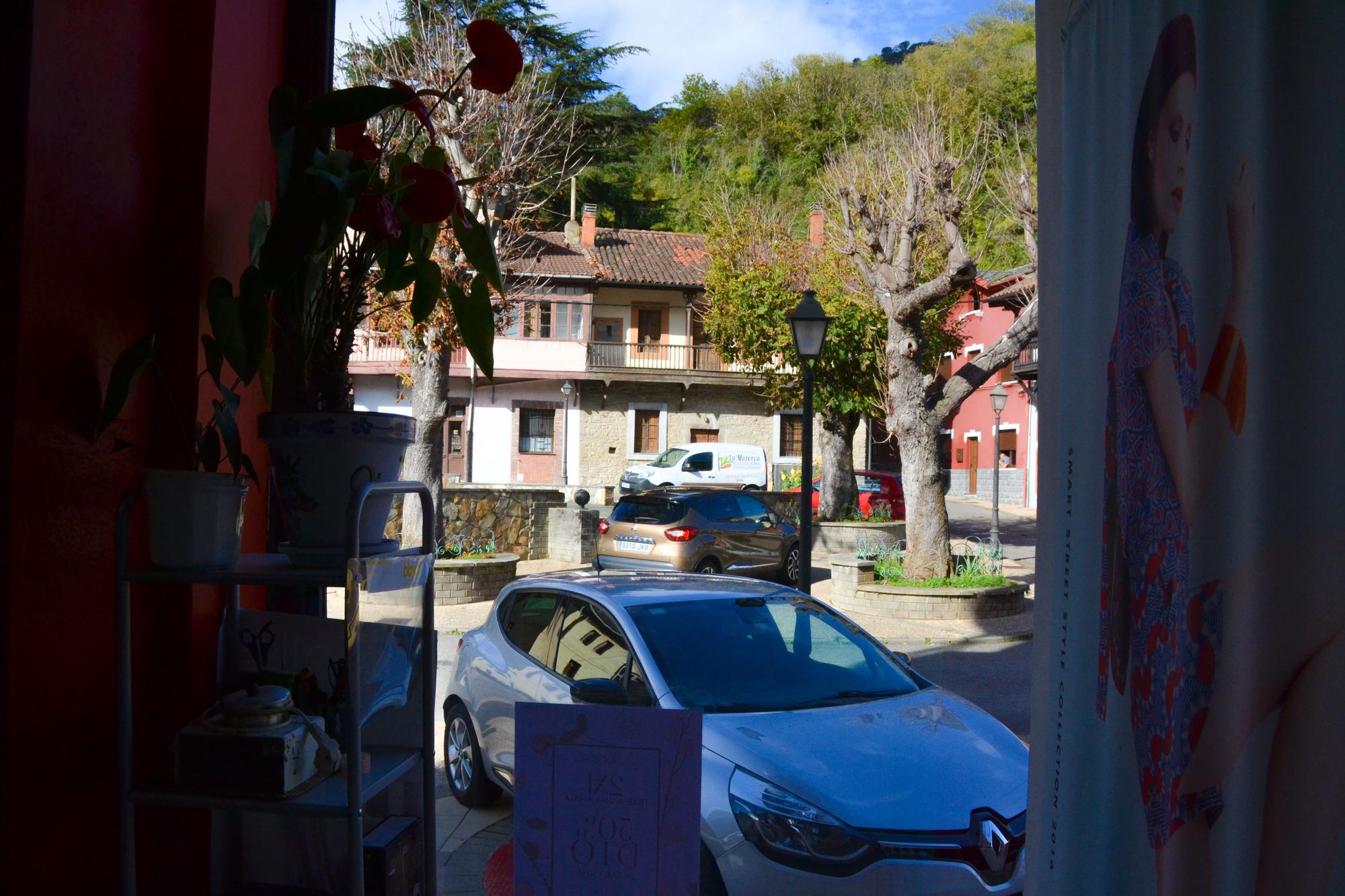 Vistas del entorno en el que se ubica la peluquería, en una pequeña plaza en una calle paralela a la principal del pueblo.