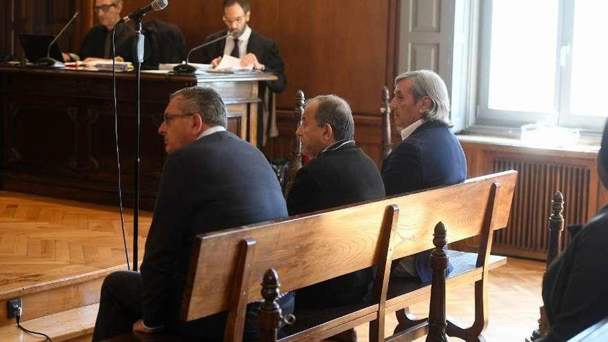 Los acusados, en el banquillo de la Audiencia Provincial de Pontevedra. // Gustavo Santos