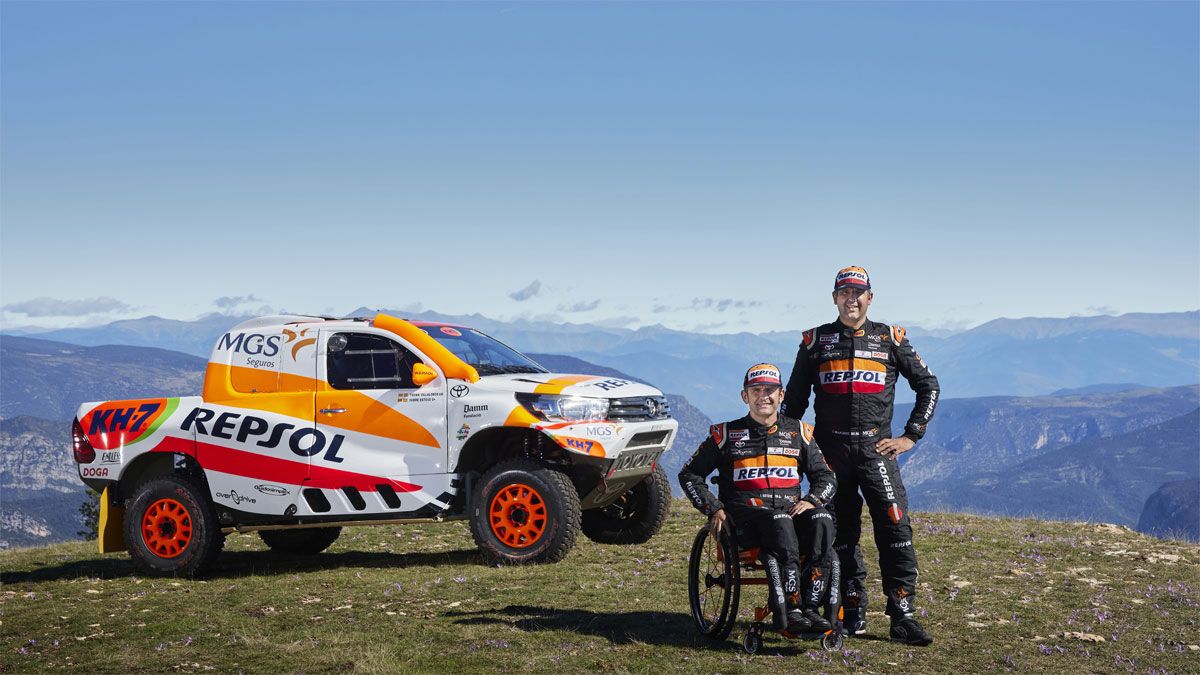 Isidre Esteve y su copiloto Txema Villalobos, al Dakar con el poderoso Toyota Hilux Overdrive