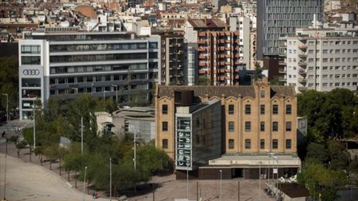 En el centro, el edificio de La Farinera del Clot, que está al lado de la plaza de las Glòries.