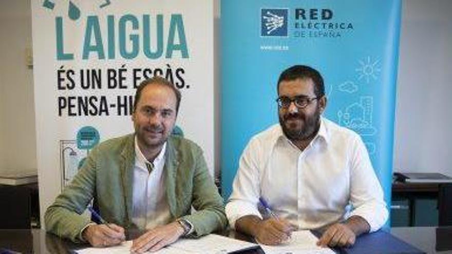 El conseller y el representante de Endesa firman el acuerdo.