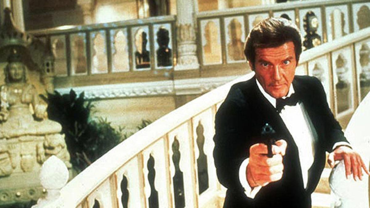 Roger Moore, caracterizado como James Bond en 'Octopussy'