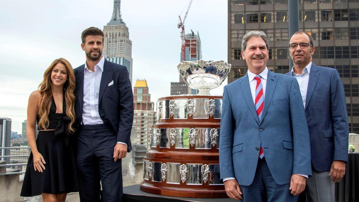 Piqué presenta su Davis Cup Rakuten en la terraza del edificio Sony de Nueva York, junto a Shakira, el presidente de la federación internacional, David Haggerty, y el cónsul de España para turismo, en septiembre de 2019.