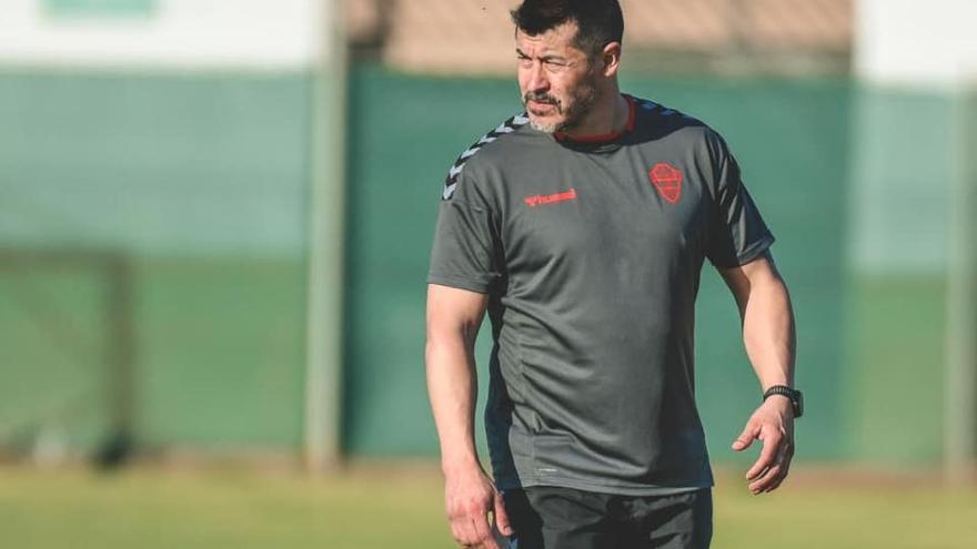 Jorge Almirón, durante un entrenamiento del Elche.