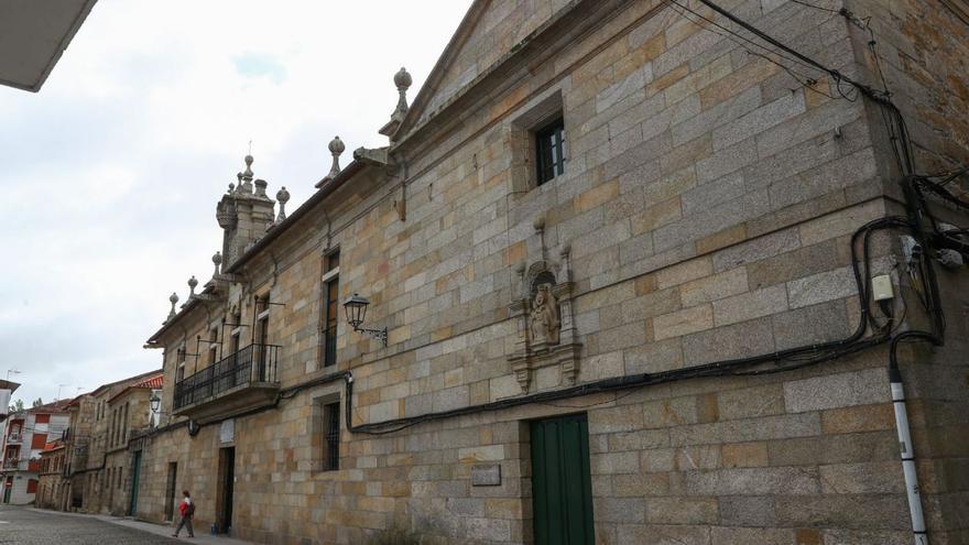 Fachada del asilo y Pazo
de Montesacro. | Iñaki Abella