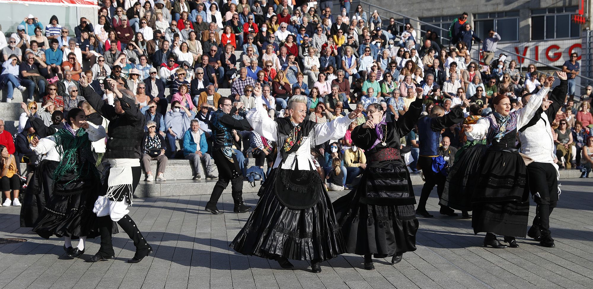 Bailarines y músicos durante la Festa da Muiñeira en el pase de As Avenidas