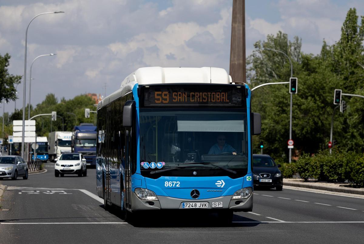 Un autobús de la línea 59 de la EMT, el día en el que son gratis, a 2 de septiembre de 2024, en Madrid (España). Los autobuses de la Empresa Municipal de Transportes (EMT) vuelven a ser hoy gratuitos coincidiendo con el fin de las vacaciones estivales y la vuelta al trabajo. Esta iniciativa se repetirá los días 9 y 10 de septiembre, coincidiendo con la 'vuelta al cole', que este año tendrá lugar a partir del 9 de septiembre para el segundo ciclo de Educación Infantil, Primaria, y Especial. 02 SEPTIEMBRE 2024 Eduardo Parra / Europa Press 02/09/2024 / Eduardo Parra