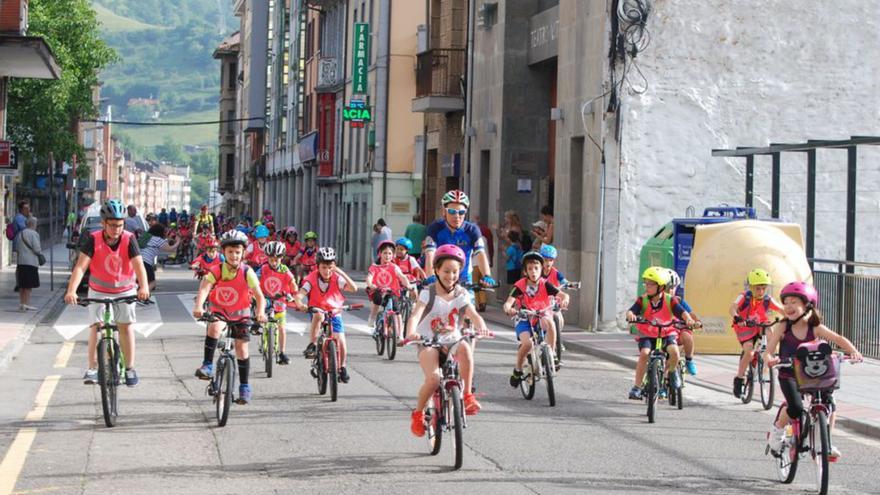 El “Día La Bici” reunió a más de 300 participantes en Pola de Lena