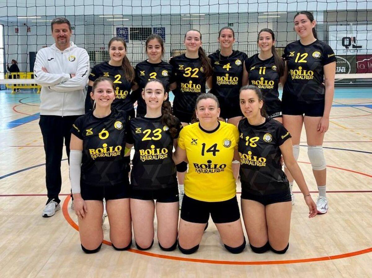 Jugadoras y entrenador del senior femenino del Club Voleibol Real de Gandia