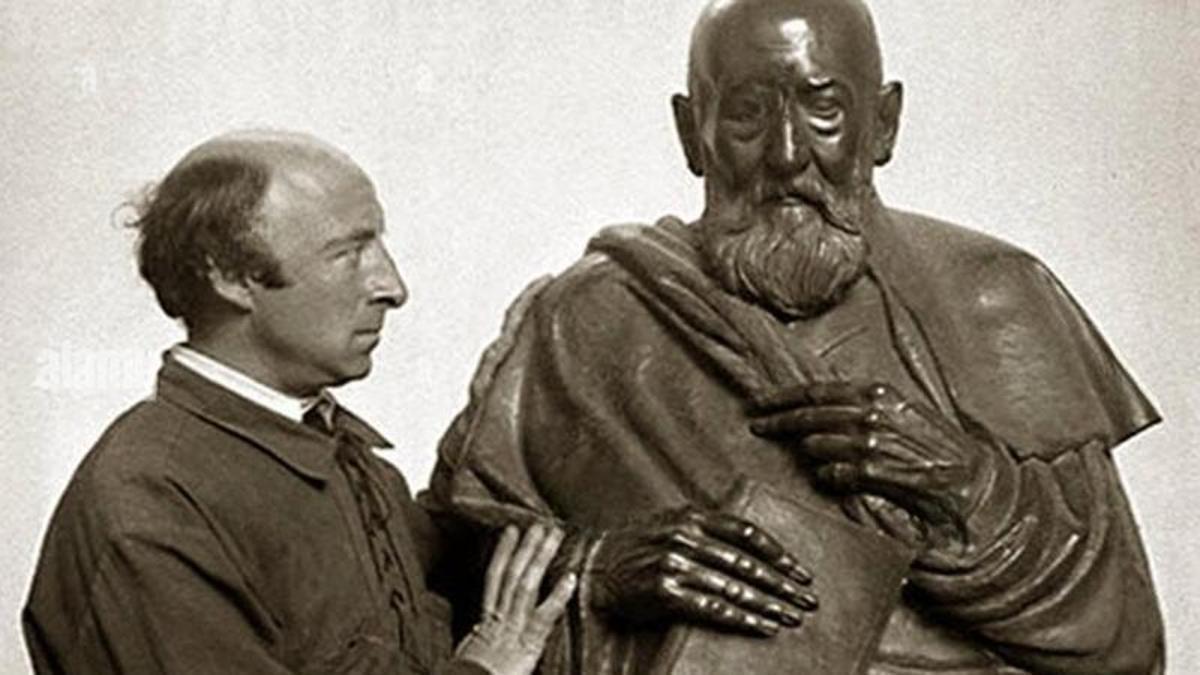Pérez Comendador con la escultura de Rodríguez Marín.