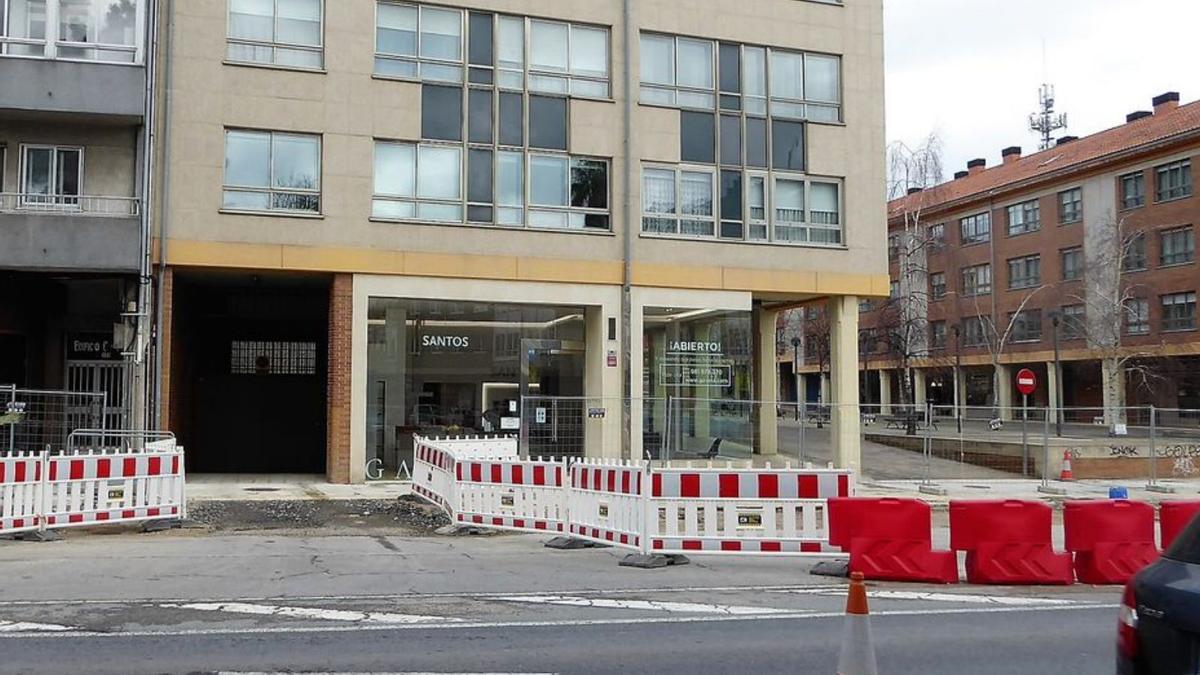 Al fondo, garaje en un edificio cerca del cruce de Sol y Mar. |   // I.R.