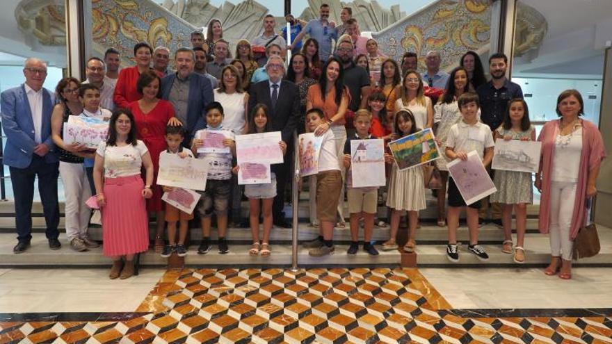 Los alumnos premiados posan con su diploma