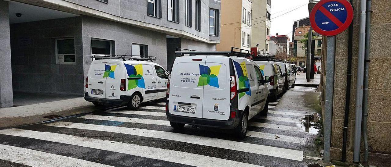 Vehículos de la concesionaria, en las inmediaciones de la su sede, cerca del Concello de Cangas.