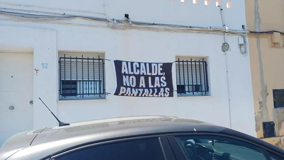 La pancarta de "Alcalde, no a las pantallas" en una de las calles que limita con la autovía a su paso por San Antonio de Benagéber.