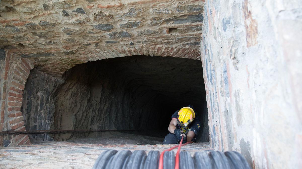 Los bomberos  inspeccionan dos pozos en la Alcazaba y Gibralfaro. Foto: Alejandro Santana Almendro