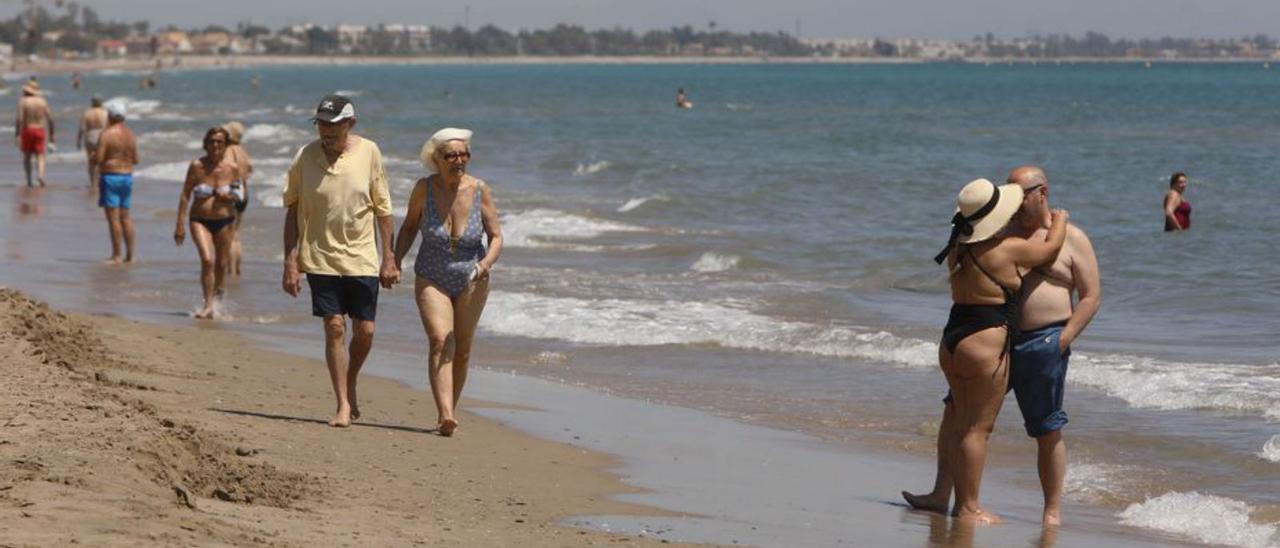 Bañistas en la playa de Canet d’ en Berenguer. | TORTAJADA