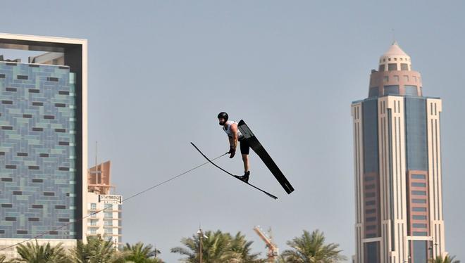 Una imagen de folleto proporcionada por la Asociación de Comités Olímpicos Nacionales muestra a Felix Blomqvist de Suecia compitiendo en la final de salto de esquí acuático masculino en Lagtafiya Lagoon de Doha, en el cuarto día de los primeros Jueg