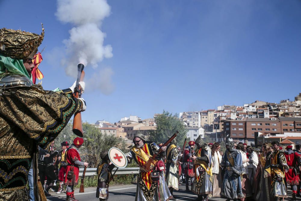 Dos espectaculares y ruidosas batallas transportan a Alcoy al lejano año de 1276