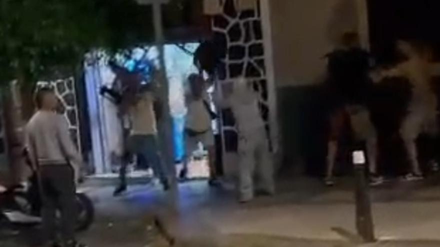 Multitudinaria pelea a sillazos en Pedro Infinito