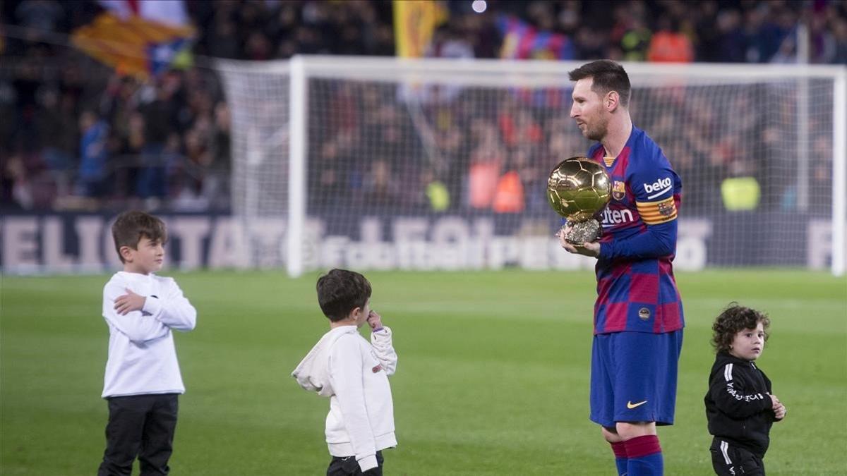 Messi con sus tres hijos (Thiago, Mateo y Ciro) tras recibir el sexto Balón de Oro en el Camp Nou.