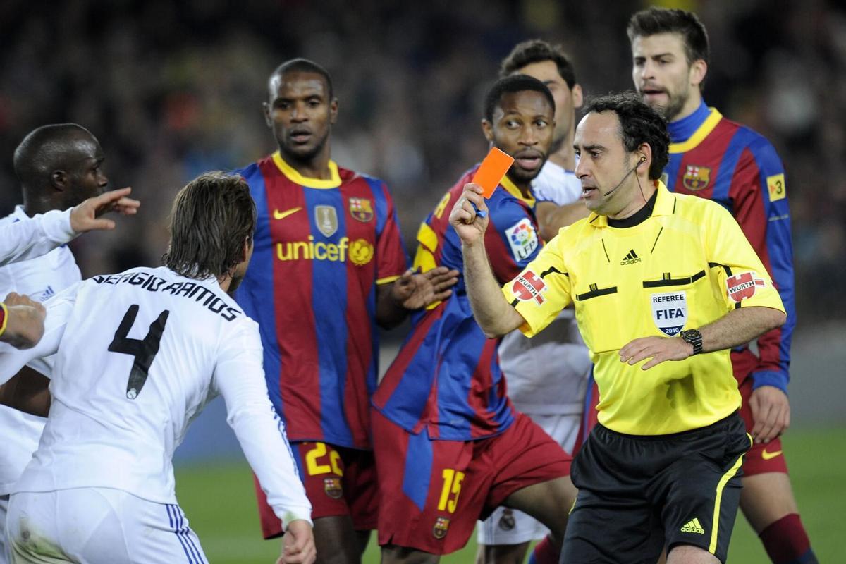 Iturralde González expulsa a Ramos en el clásico del 5-0 (2010) por una patada a Messi.