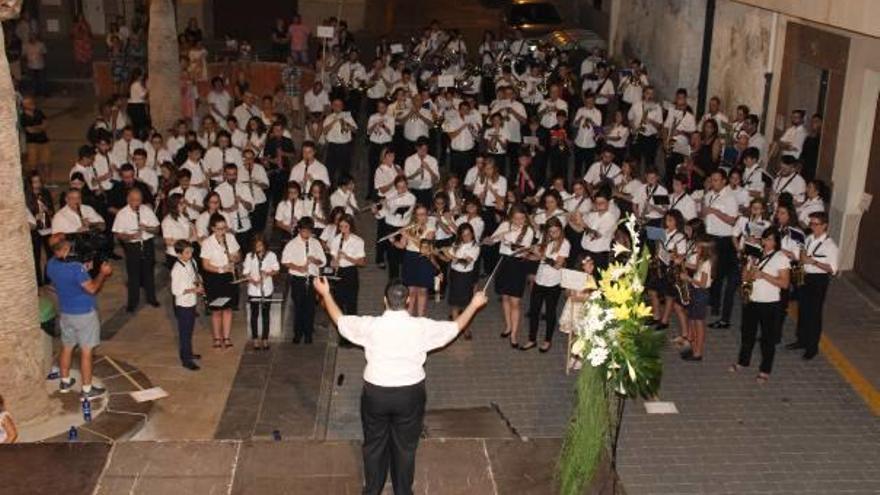 La actuación de la banda de música Sant Felip Neri.