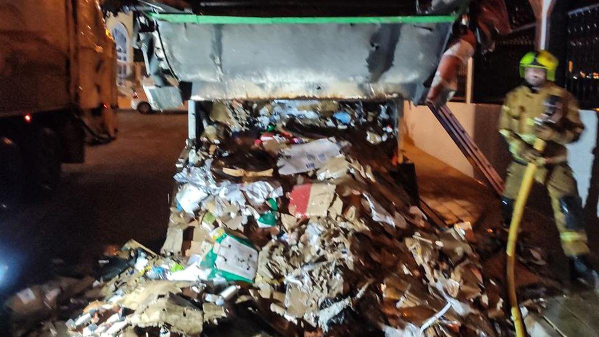 Arde en Torrevieja un camión del servicio de reciclaje