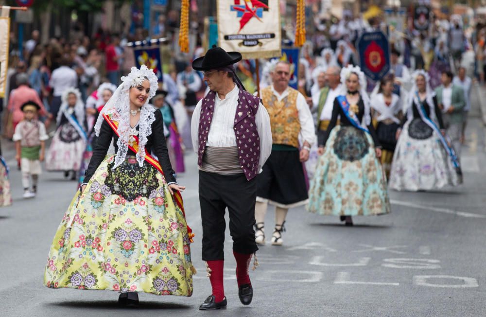 La apertura de las Hogueras del 90 aniversario resultó espectacular, con una gran participación de las comisiones, de veteranos festeros y de las Belleas del Foc.