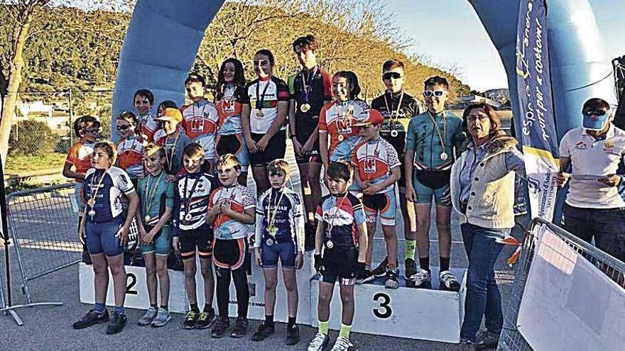 Podios con los ciclistas de base premiados en Andratx.